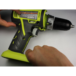 Ryobi P202 Замена правой стороны корпуса